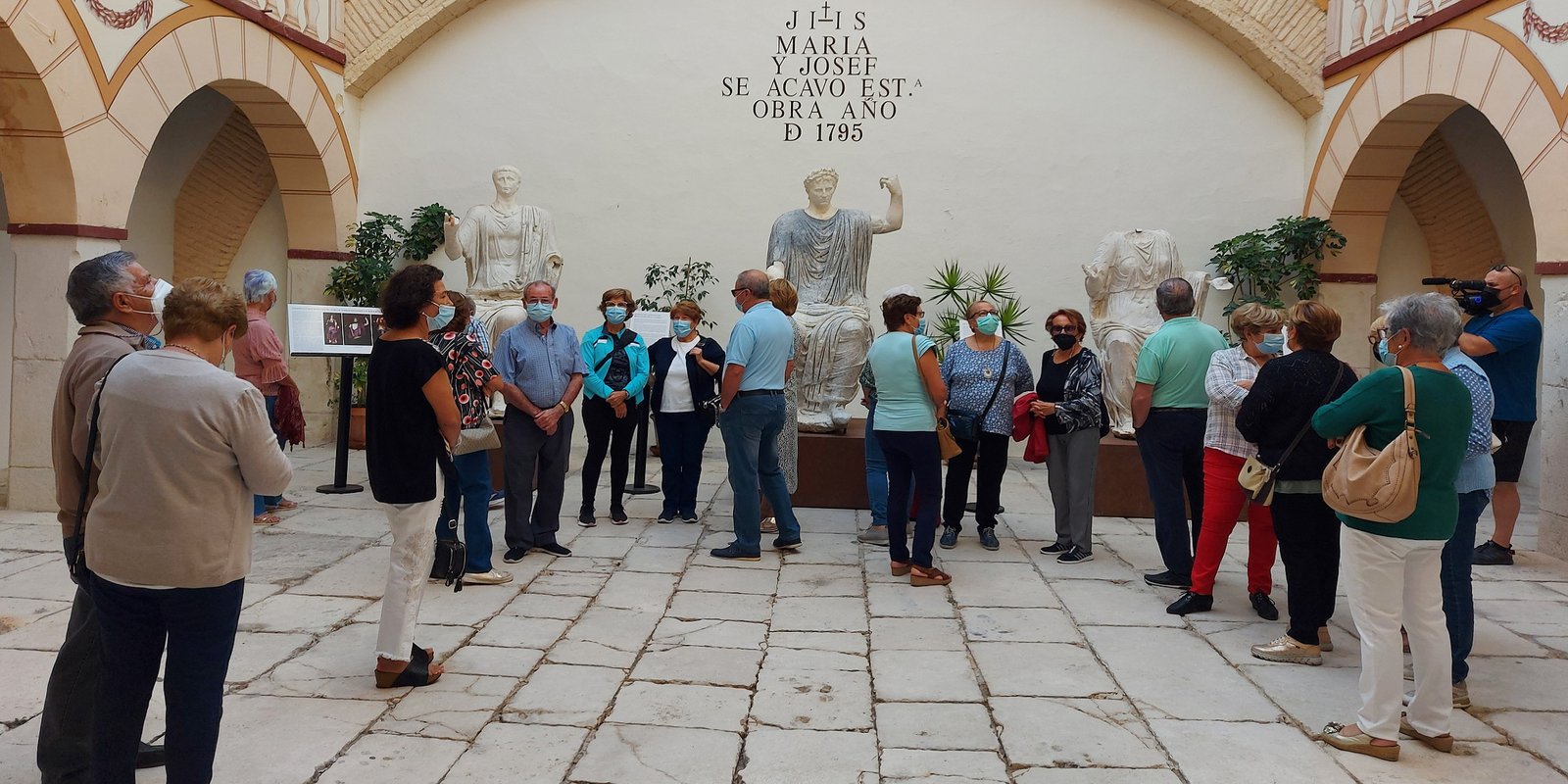 Los usuarios del Centro de Día disfrutan de una visita cultural por Baena con motivo del Día Internacional del Mayor