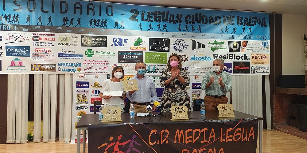 El CD Media Legua entrega 5.000 euros a la Asociación del Alzhéimer recaudados en la Carrera ‘2 Leguas Ciudad de Baena’