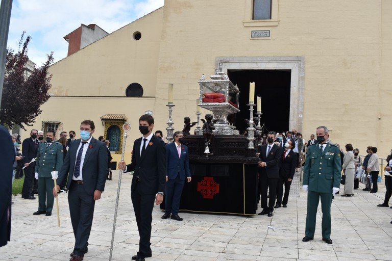 El Santo Sepulcro desfila por las calles de Baena con motivo de la celebración de su centenario