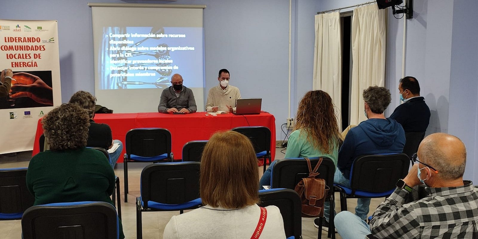 Adegua presenta un proyecto piloto de comunidades locales de energía mediante placas solares compartidas