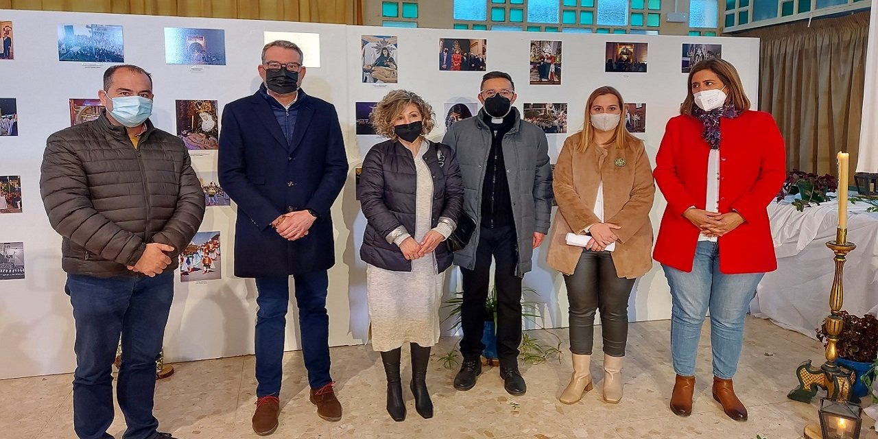 La hermandad de la Virgen de las Angustias organiza una exposición fotográfica de sus cien años de historia