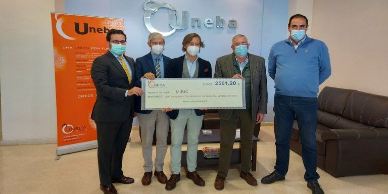 Uneba entrega al IMIBIC un cheque por valor de 2.600 euros recaudados durante la pandemia
