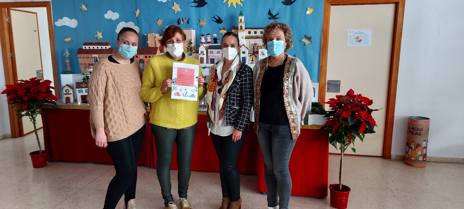 El colegio Valverde y Perales hace entrega a la AECC de 700 euros recaudados en su mercadillo solidario