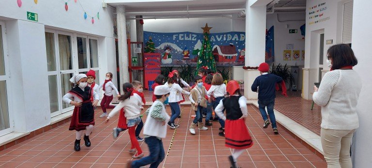 Los colegios de Baena participan un año más en el proyecto “El Árbol de Navidad Europeo” de Adegua