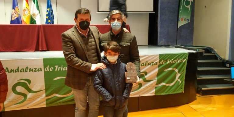 Mario Delgado recibe su galardón como tercer clasificado en el Circuito Provincial de Triatlón 2021