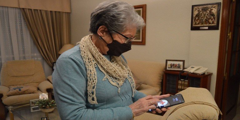 Cruz Roja presta su servicio de teleasistencia en Baena a seis personas mayores