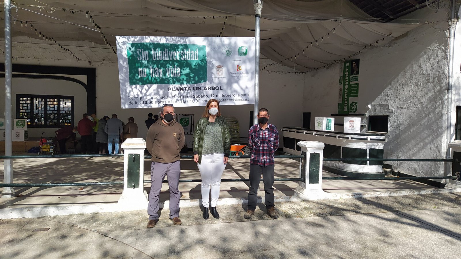 Ayuntamiento y ecologistas reparten en Baena un millar de árboles para reforestación