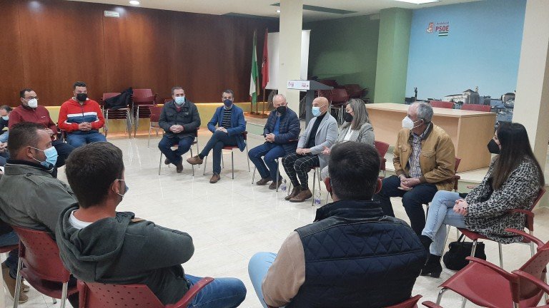 El PSOE asegura a los cazadores en una “escucha activa” que el Gobierno “apoya la caza regulada”