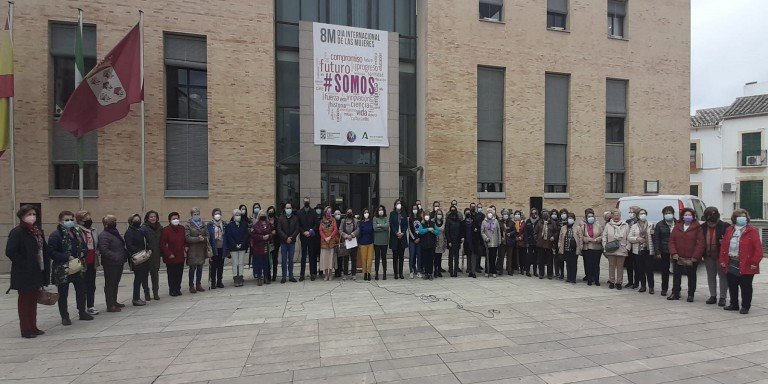 Baena se manifiesta a las puertas del Ayuntamiento con motivo del Día de la Mujer