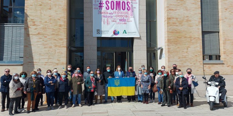 Baena se suma a la concentración en solidaridad con Ucrania guardando cinco minutos de silencio