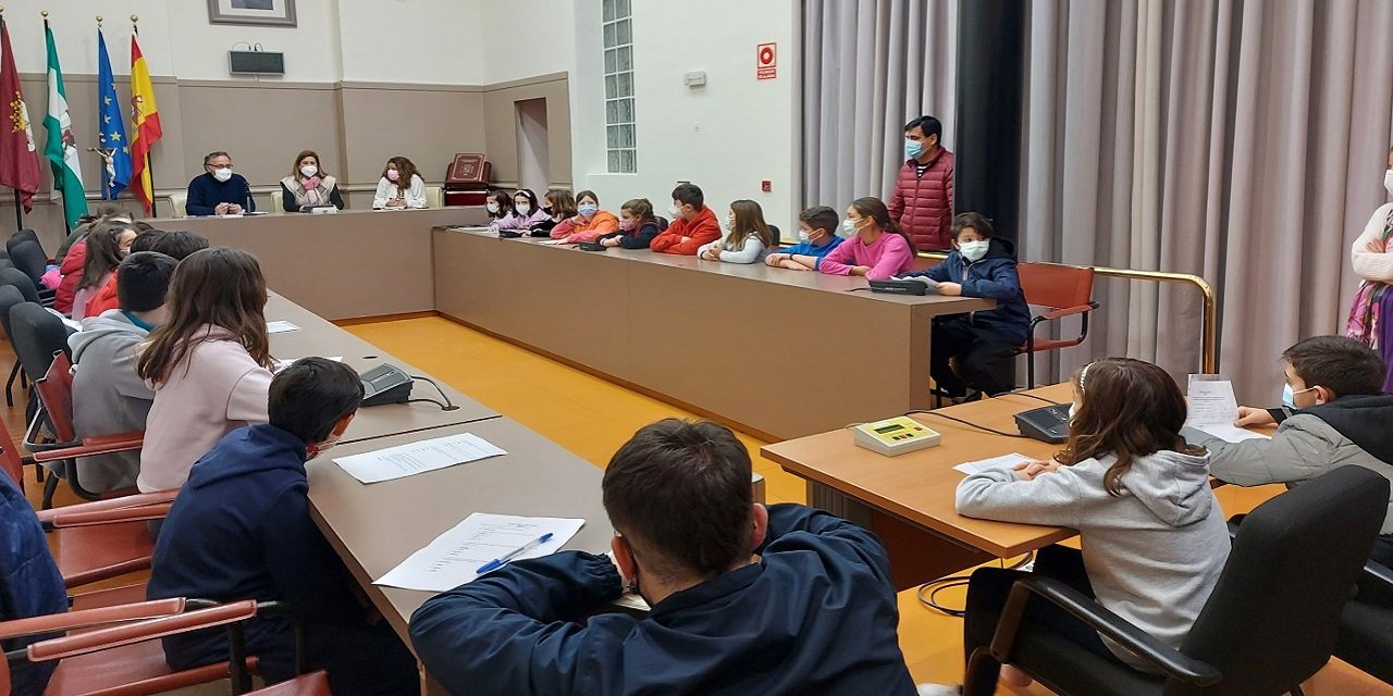 Alumnos del colegio Virrey del Pino participan en una sesión plenaria por la igualdad