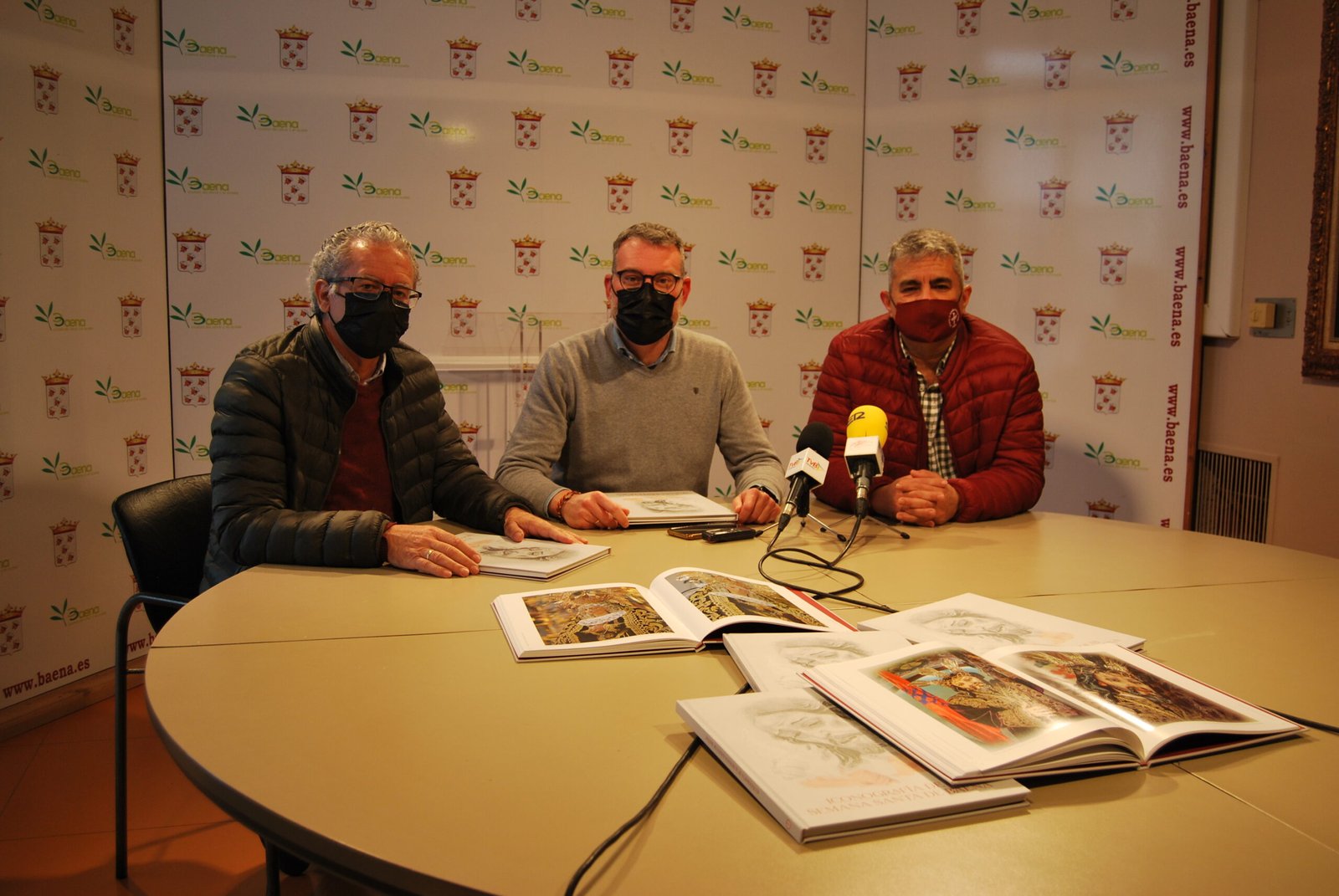 Ayuntamiento y Agrupación de Cofradías presentan un libro de iconografías de la Semana Santa de Baena