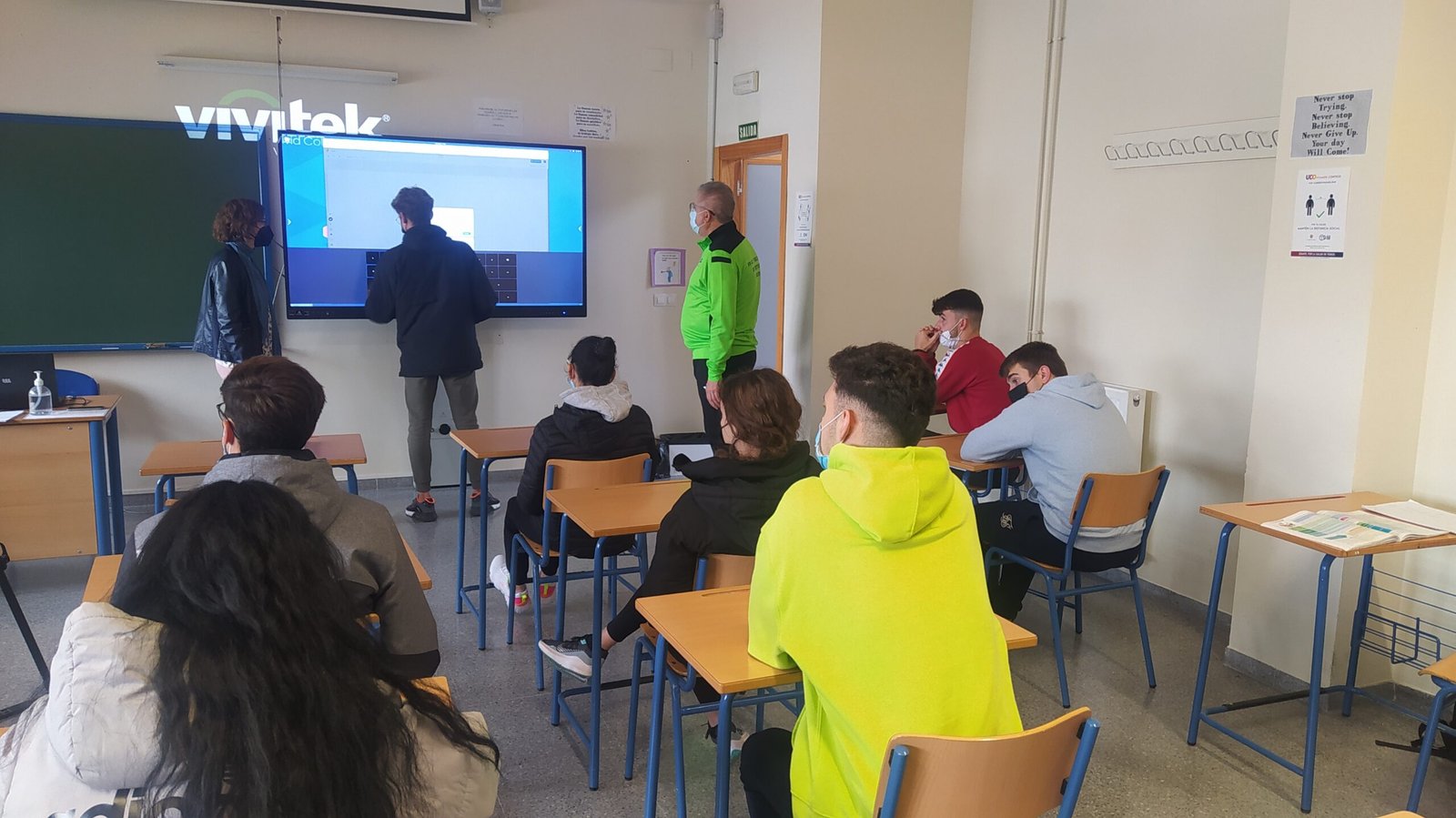 La Junta dota al IES Luis Carrillo de Sotomayor de tres pizarras digitales interactivas