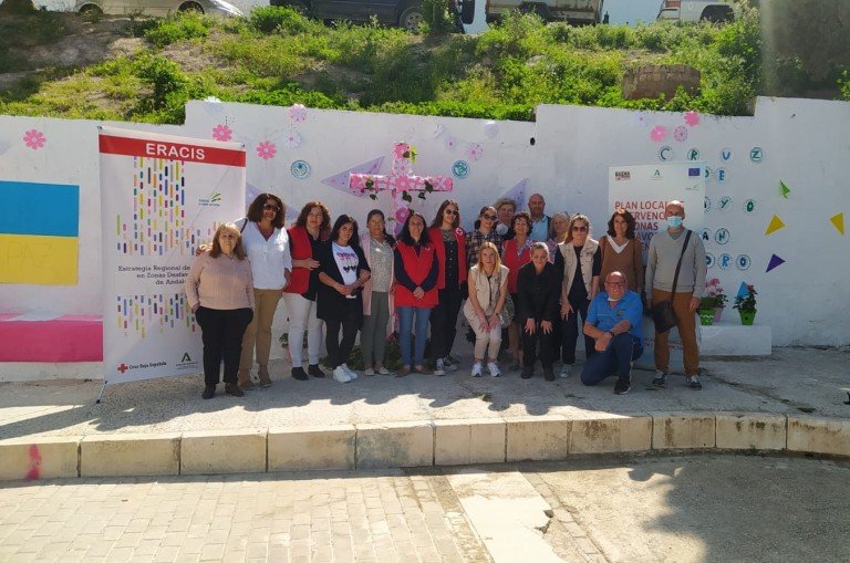 Los vecinos de San Pedro instalan una Cruz de Mayo con la colaboración de Cruz Roja y Baena Solidaria