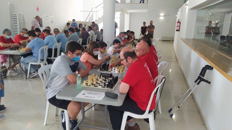 Fin de semana polideportivo con diferentes citas a domicilio en natación, ajedrez, bádminton, petanca y ciclismo