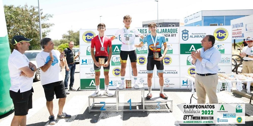 El deporte baenense triunfa por toda Andalucía sumando siete medallas en bádminton, natación y ciclismo todoterreno