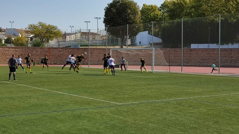 La Ciudad Deportiva ‘Juan Carlos I’ acoge el primer derbi baenense de la Liga Andaluza de fútbol para mayores de 25 años