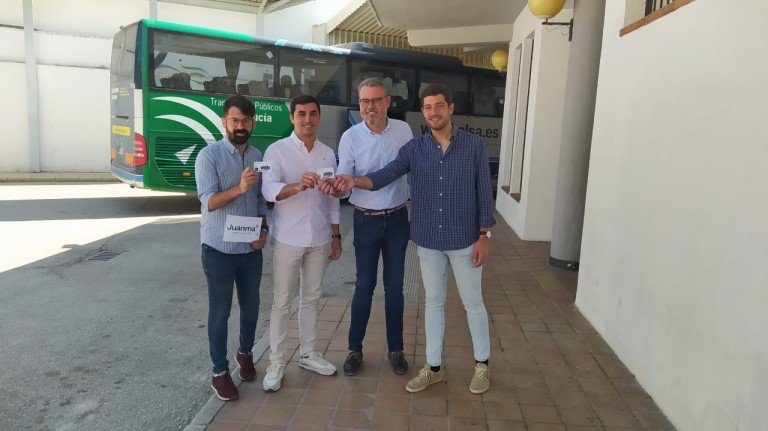 Más de medio centenar de jóvenes se benefician ya en Baena de la Tarjeta Joven de Transporte