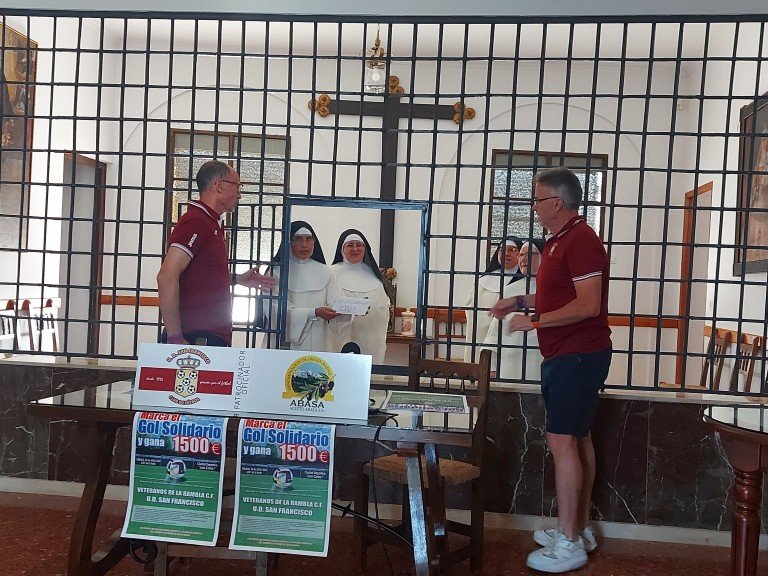 La UD San Francisco entrega 1.000 euros al convento de Madre de Dios recaudados en el XII Gol Solidario