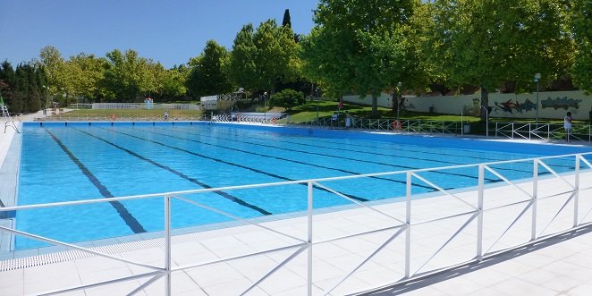 Deportes inicia la venta de bonos para la temporada de baño en las piscinas de Baena y Albendín