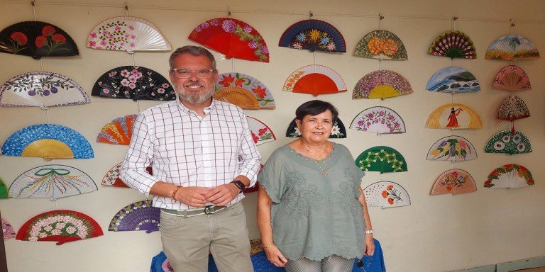“Flores, macetas y rejas” colman la nueva exposición de abanicos de Carmeli Piernagorda