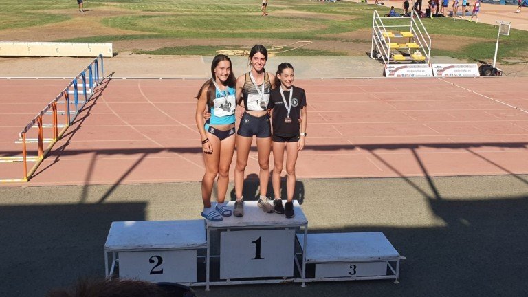Cristina Ariza se cuelga la medalla de bronce en los 300 m. vallas del Campeonato de Andalucía Sub-16