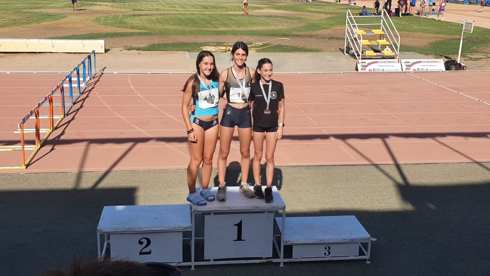 Cristina Ariza se cuelga la medalla de bronce en los 300 m. vallas del Campeonato de Andalucía Sub-16