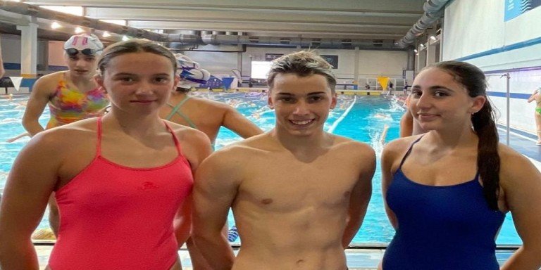Alejandra Santano, Isabel Ortiz y Álvaro Luque compiten en el XVI Campeonato de Andalucía Infantil de Natación