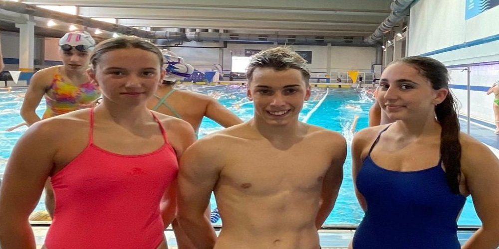 Alejandra Santano, Isabel Ortiz y Álvaro Luque compiten en el XVI Campeonato de Andalucía Infantil de Natación