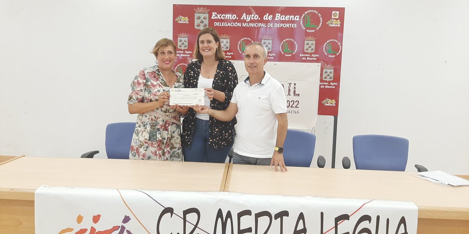 El Club Media Legua entrega a la AECC un cheque con 3.000 euros recaudados en el II Urban-Trail Almedina