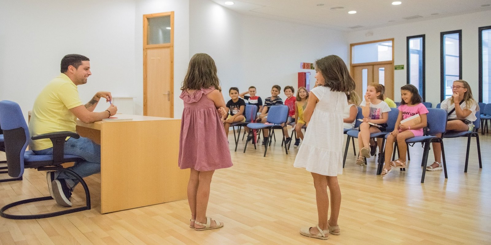 Comienza el Club de Lectura Infantil con una docena de participantes dirigidos por el escritor local Javier Pavón