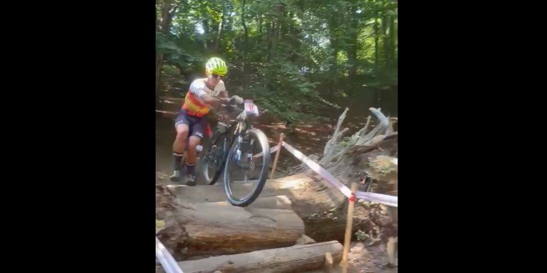 Una caída priva a Carlos Tienda de culminar una espectacular remontada en la Team Relay de los Campeonatos Europeos de MTB