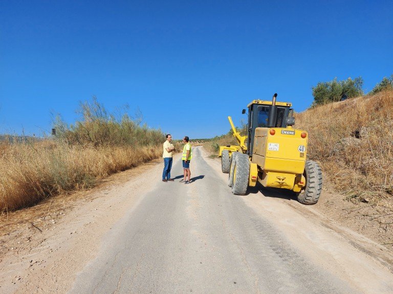 El Ayuntamiento de Baena continúa con la limpieza de cunetas de caminos rurales para la campaña de aceituna