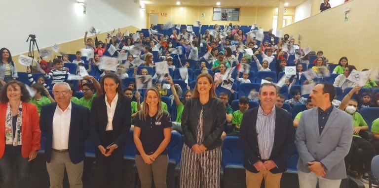 La tiradora Fátima Gálvez lleva el programa Mentor 10 a los alumnos del colegio Santa María de Albendín