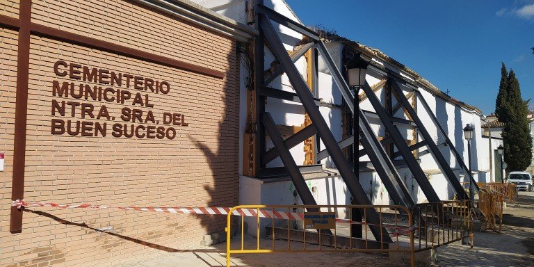 VOX exige la ejecución inmediata de la obra de consolidación del muro del cementerio municipal de Baena