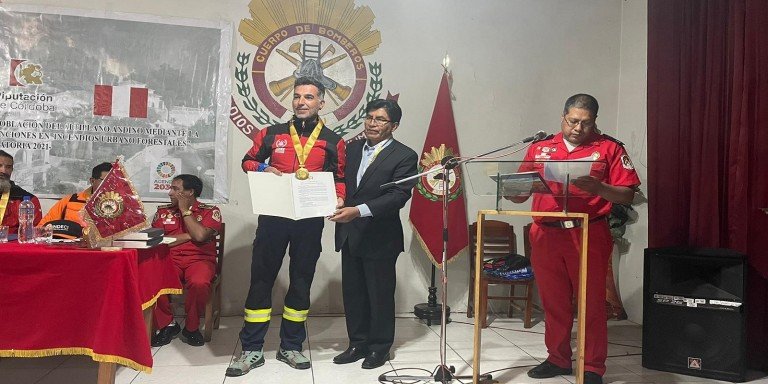 El bombero baenense Antonio Caballero participa en Perú en un proyecto de Cooperación Internacional y Ayuda Humanitaria