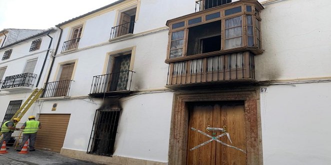 Muere un hombre de 81 años y una mujer resulta herida en el incendio de una vivienda en Baena