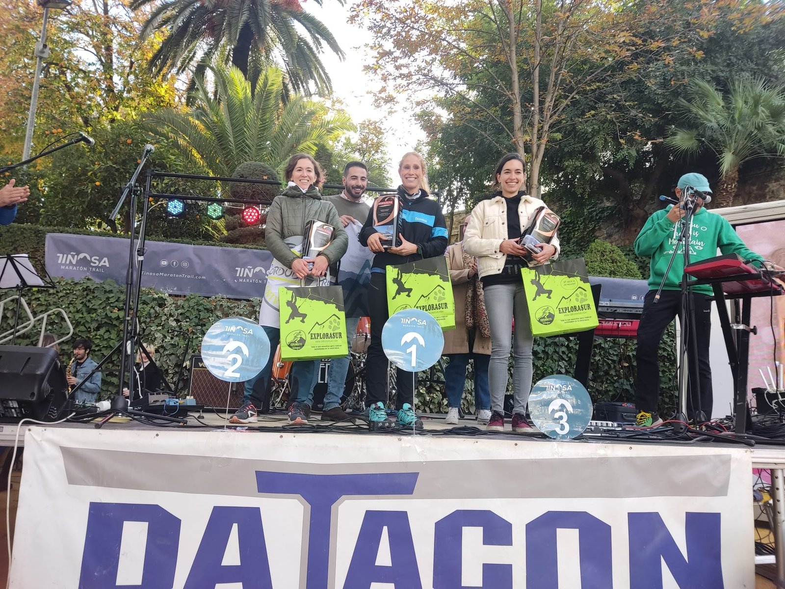 Exhibición de la atleta del CD Media Legua, María Triguero “volando” sobre el pico de La Tiñosa