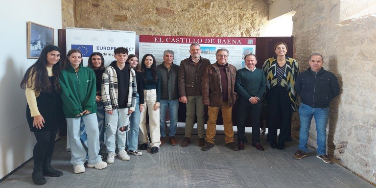 Adegua presenta un nuevo panel informativo del Castillo dentro de la campaña “Las Mañanas de Europa”