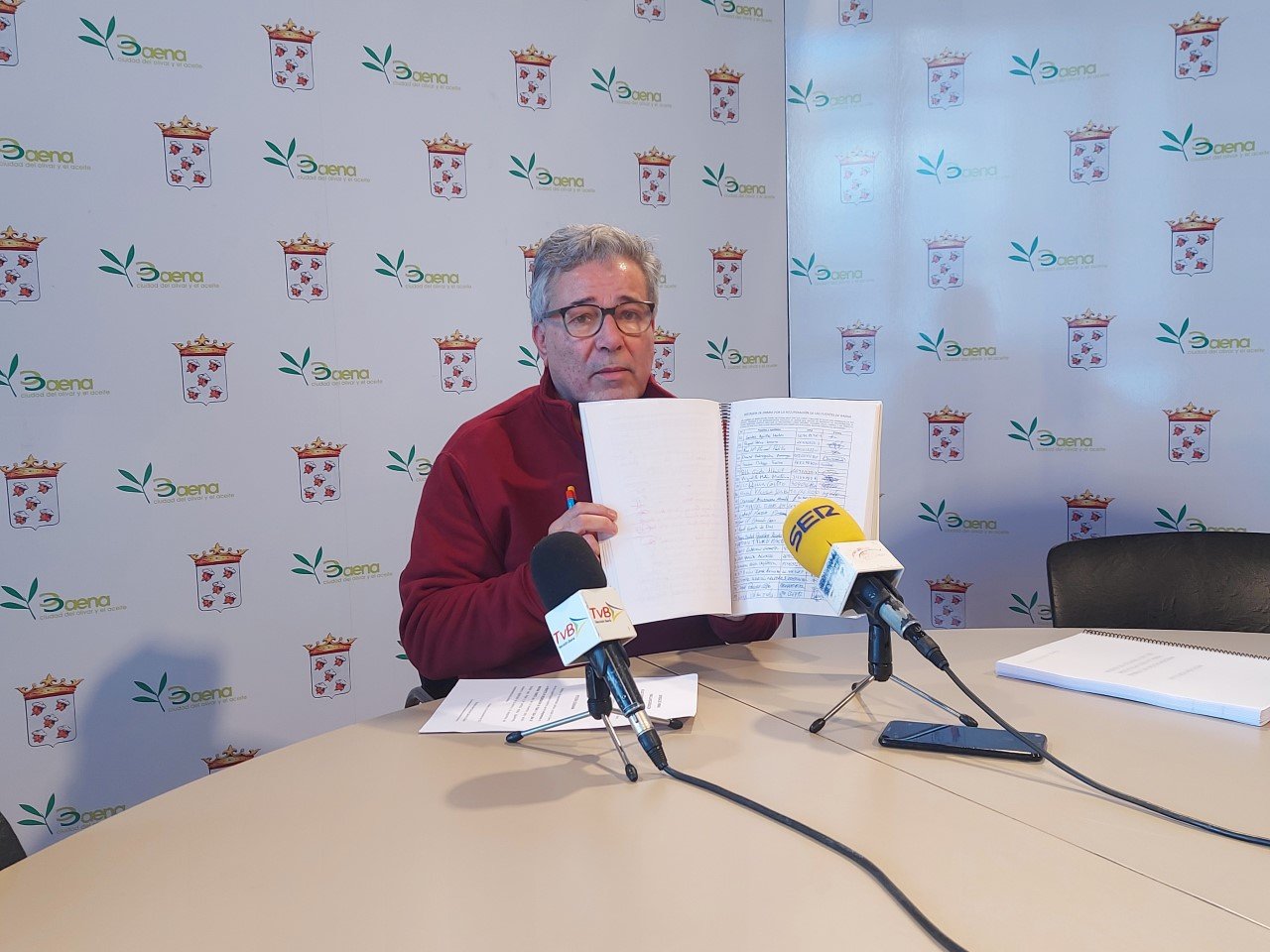 Los ciudadanos presentan más de 2.700 firmas solicitando la recuperación de las fuentes de Baena