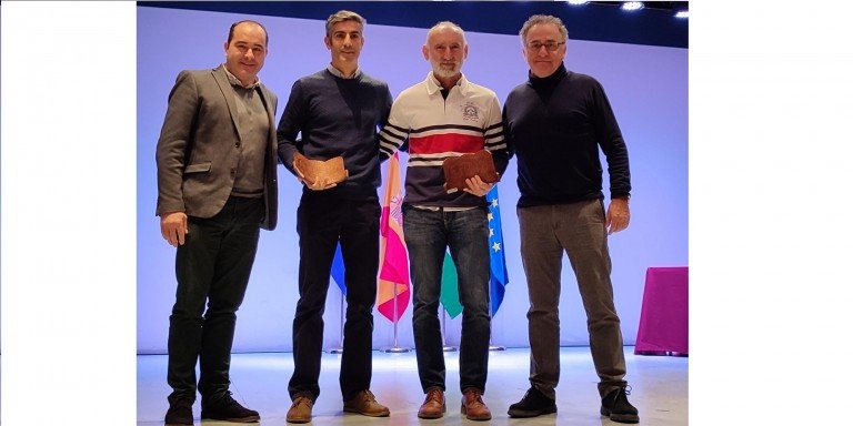 Los baenenses Mario Delgado y José Manuel Muñoz reciben su trofeo en la Gala del Triatlón cordobés 2022