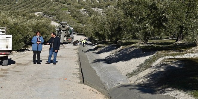 El Consistorio invierte 48.000 euros en el arreglo y mejora del camino de Atajuelo en Baena