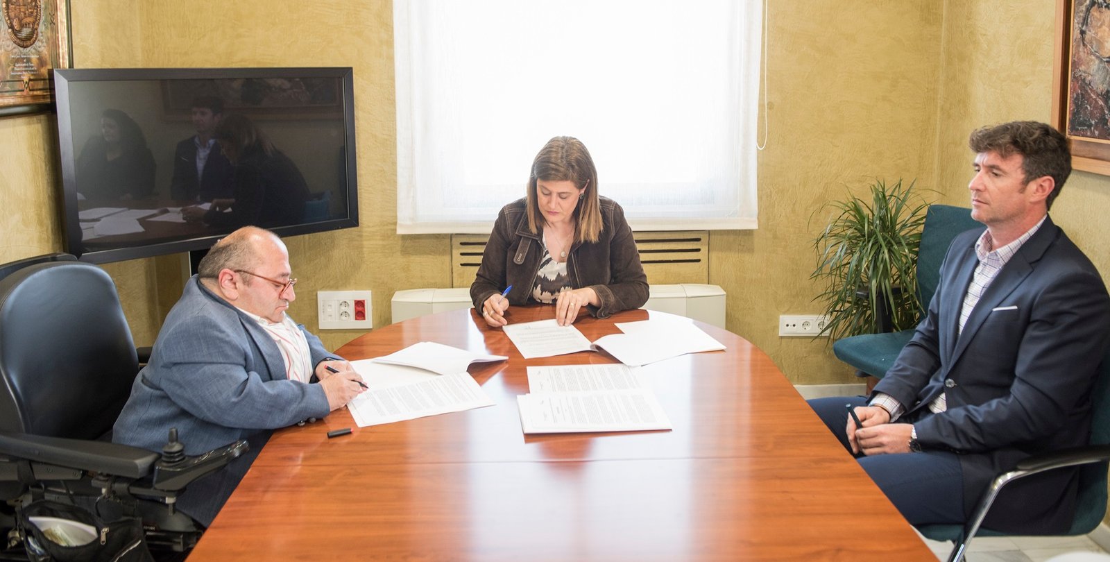 El Ayuntamiento de Baena y la Asociación del Alzheimer acuerdan la cesión del uso del centro de atención a personas con demencia