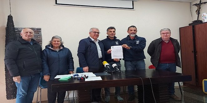 La Coordinadora SOS Baena entrega a Bomberos Unidos Sin Fronteras un total de 7.000 euros para Turquía y Siria