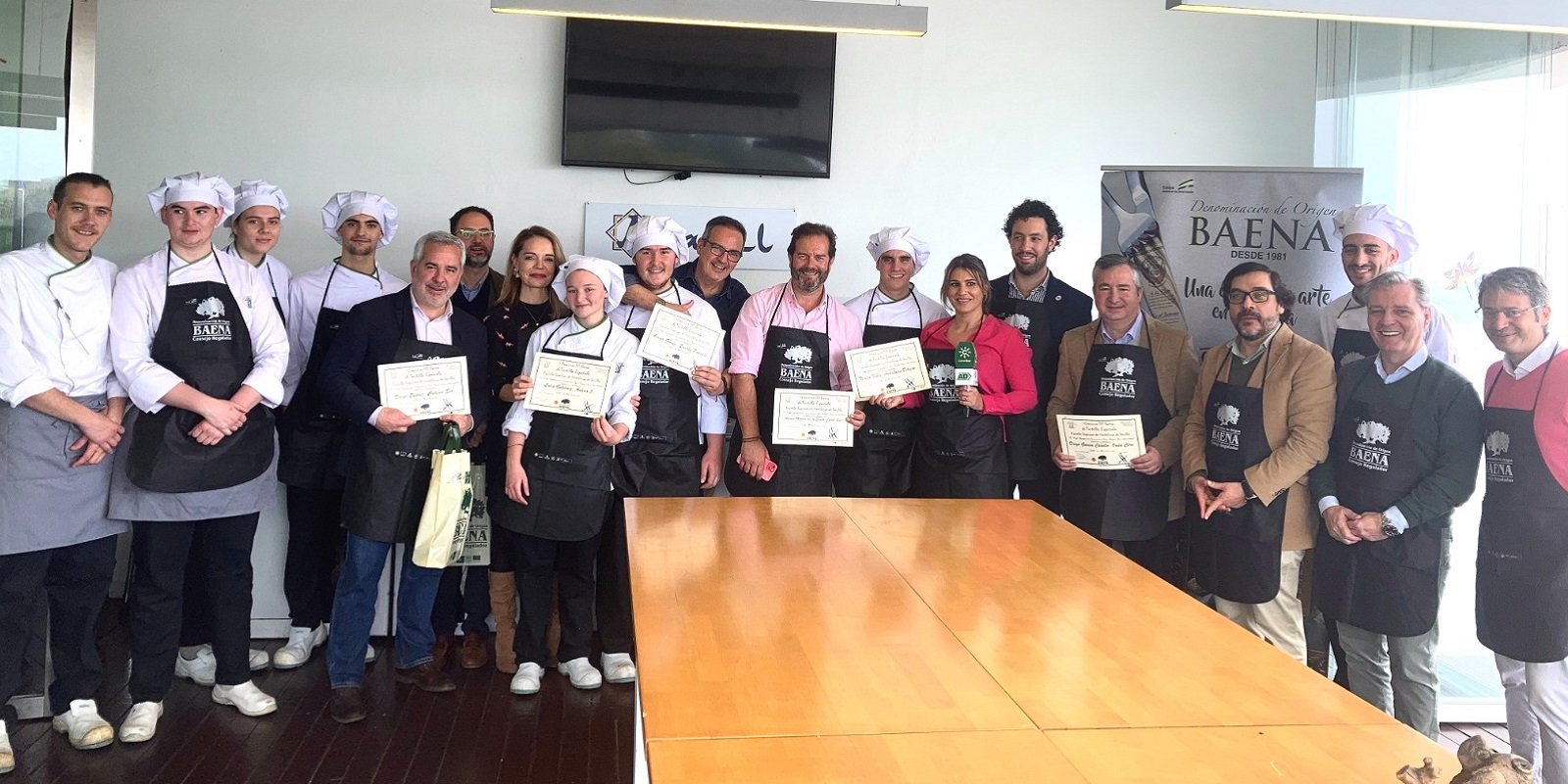 Periodistas cambian la redacción por los fogones en el Día Internacional de la Tortilla Española