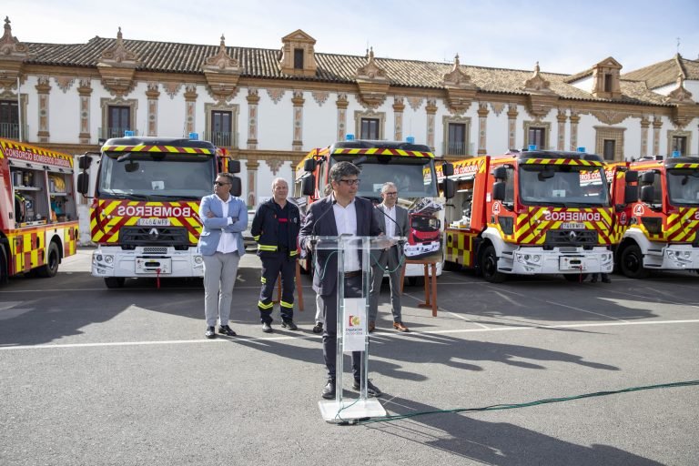 El Consorcio Provincial de Prevención y Extinción de Incendios dota al Parque de Bomberos de Baena de tres vehículos nuevos