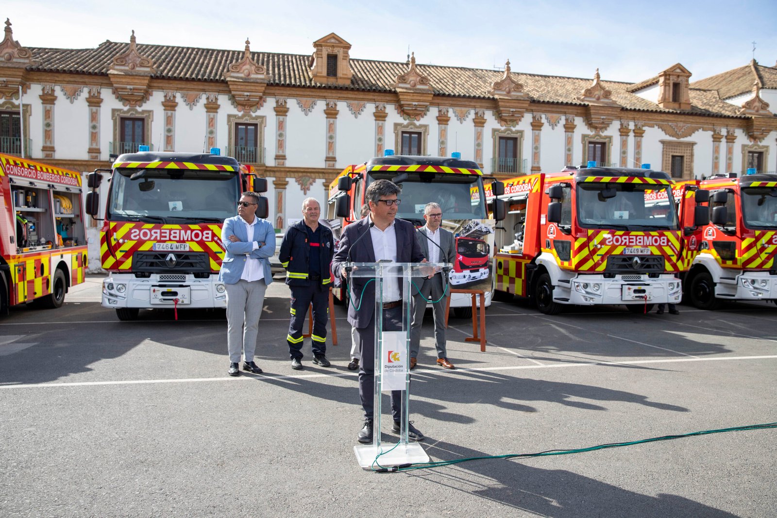 El Consorcio Provincial de Prevención y Extinción de Incendios dota al Parque de Bomberos de Baena de tres vehículos nuevos