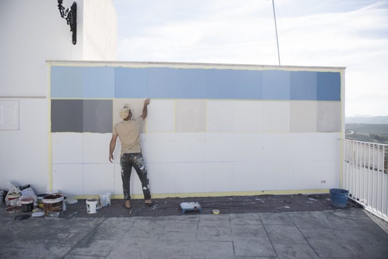 El muralista Berni Puig plasma su obra en la calle Coro de Baena con el color como protagonista