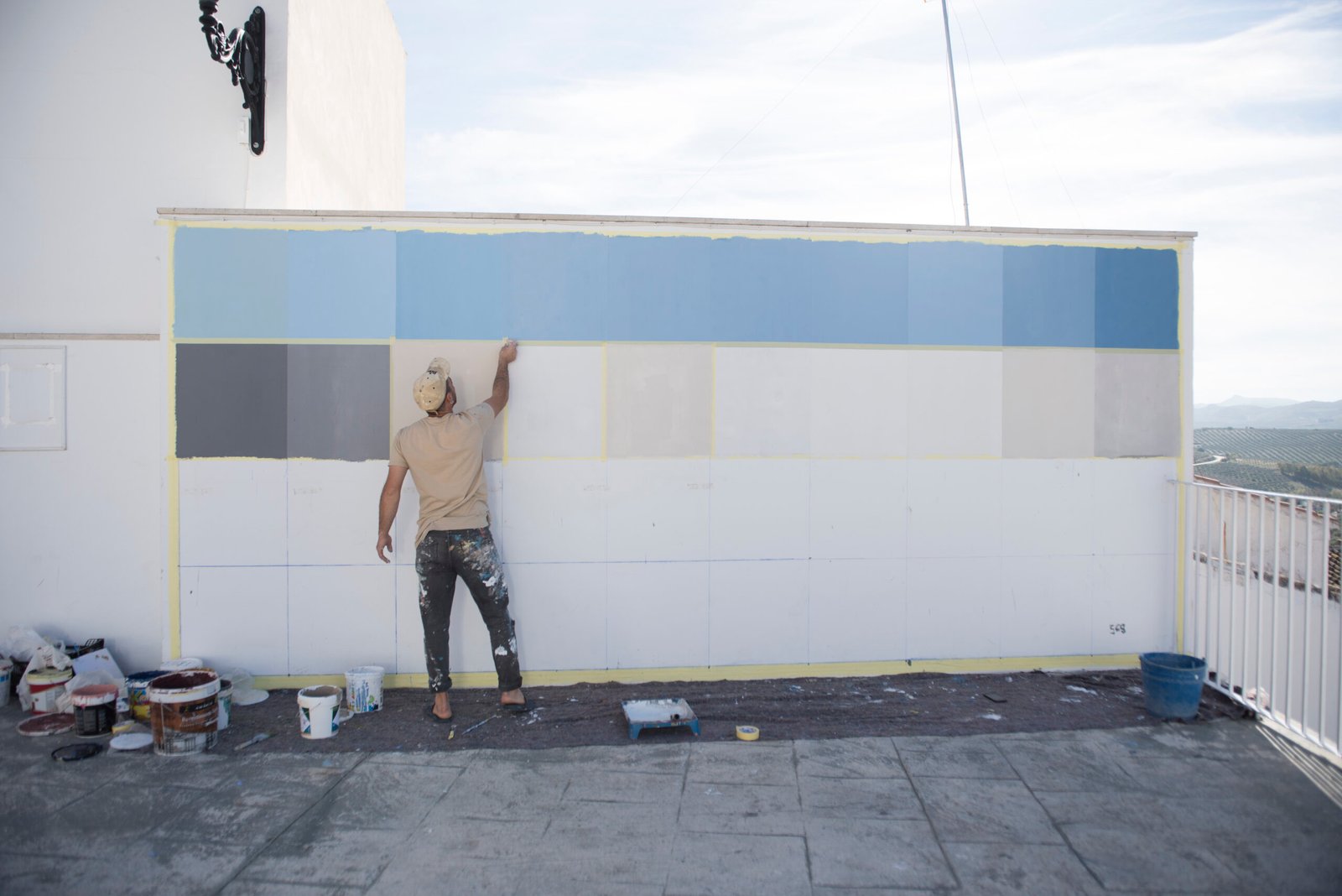 El muralista Berni Puig plasma su obra en la calle Coro de Baena con el color como protagonista