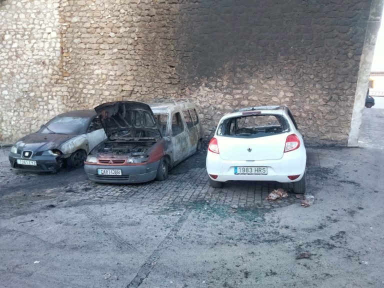 Detenidos los autores de los incendios intencionados de cuatro coches en Baena